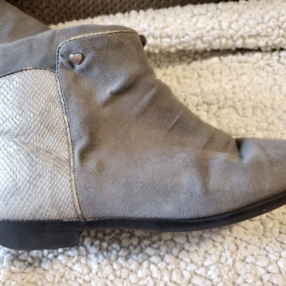 Girls ankle boots gray suade leather zip up. - Picture 9 of 11